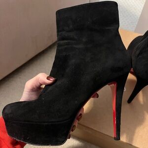 Christian Louboutinutin Bianca booty 120 in suede black. In good condition.